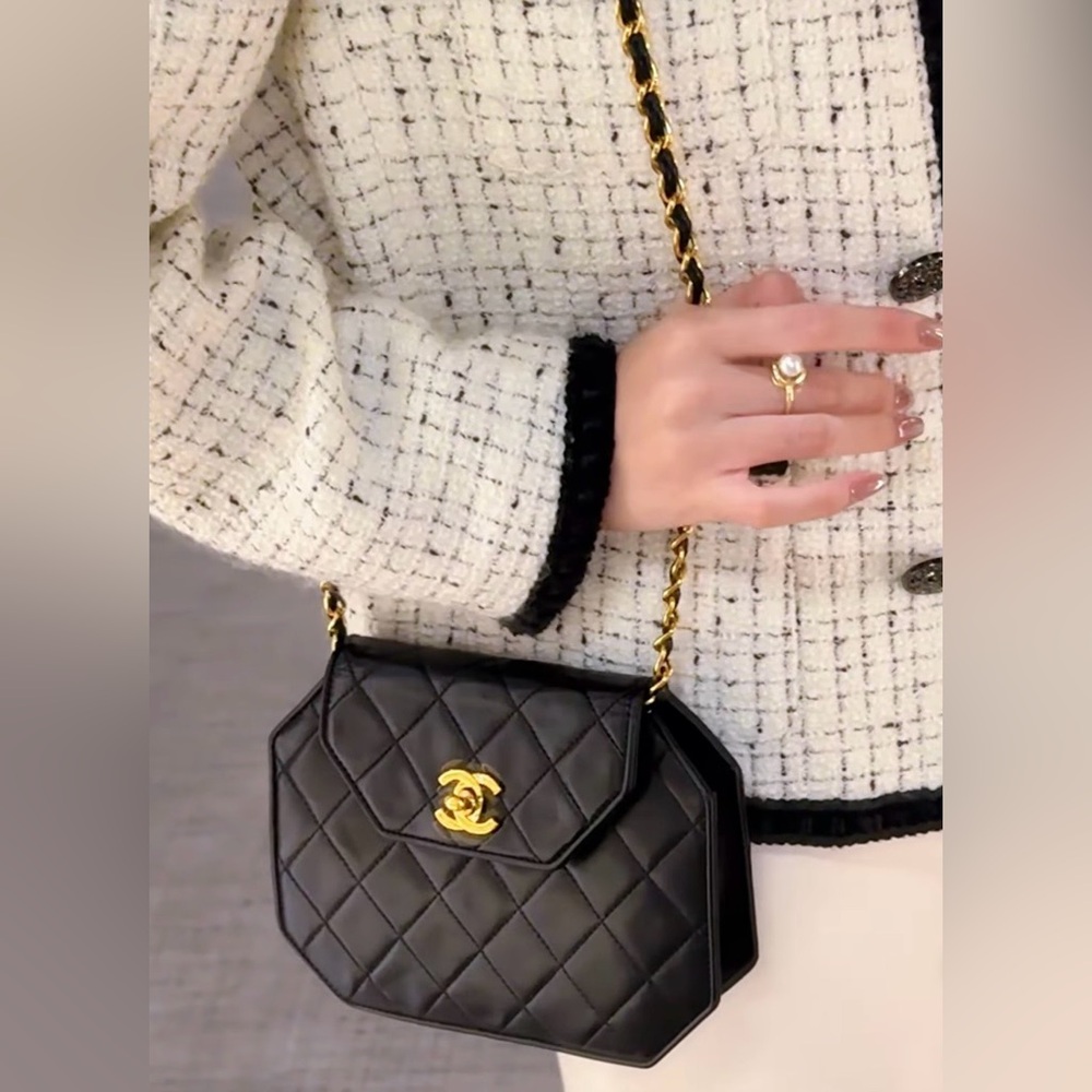 Authentic CHANEL vintage 1989-1991 Octagon mini lambskin black bag RARE
